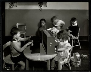 Niños jugando en la sala de juegos de la Asociación para Ciegos de Nueva York, 111 East 59th Street, Nueva York, 1935